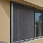 Instalacja moskitiery w drzwiach balkonowych z roletami zewnętrznymi — współpraca systemów